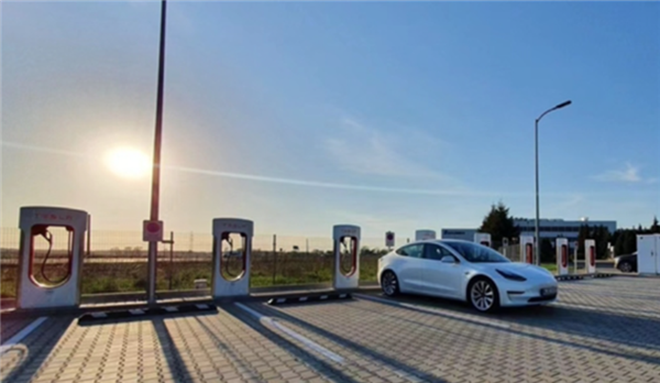 油电成本差4倍！高油价加速转型，中国新能源汽车全球爆单领跑行业-7号科技